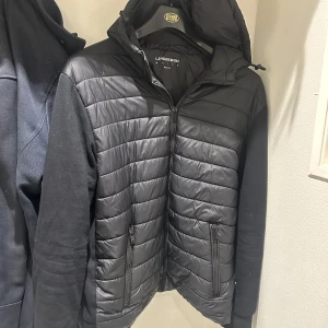 J Lindbergh Cardigan jacka  - Här har jag en Cardigan från J Lindbergh som är använd ett fåtal gånger. Den är i mycket fint skick och har ej några skador, säljs pga att den ej är till användning.