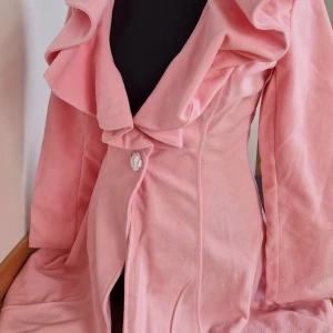 Rosa jacka med rosknapp - Så fint skick <3 Står storlek L men mer som s-m. Koreanskt märke