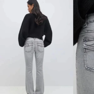 Grå bootcut jeans - Snygga grå bootcut jeans med hög midja och klassiska bakfickor. Perfekta för en stilren look med en skön passform. Passar bra till både vardag och mer uppklädda tillfällen.