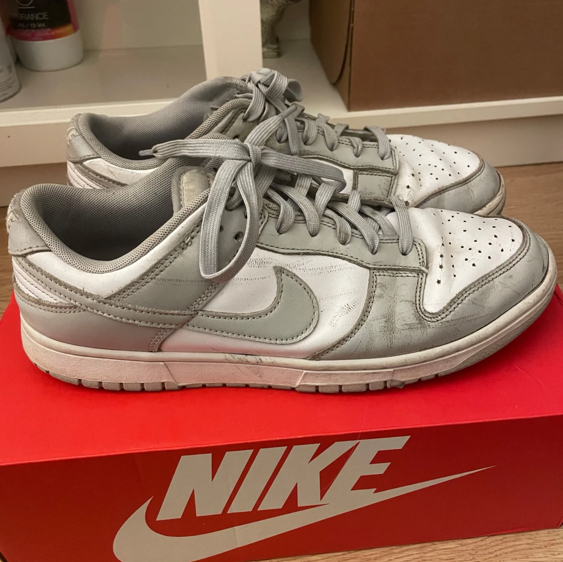 Grå och vita Nike sneakers