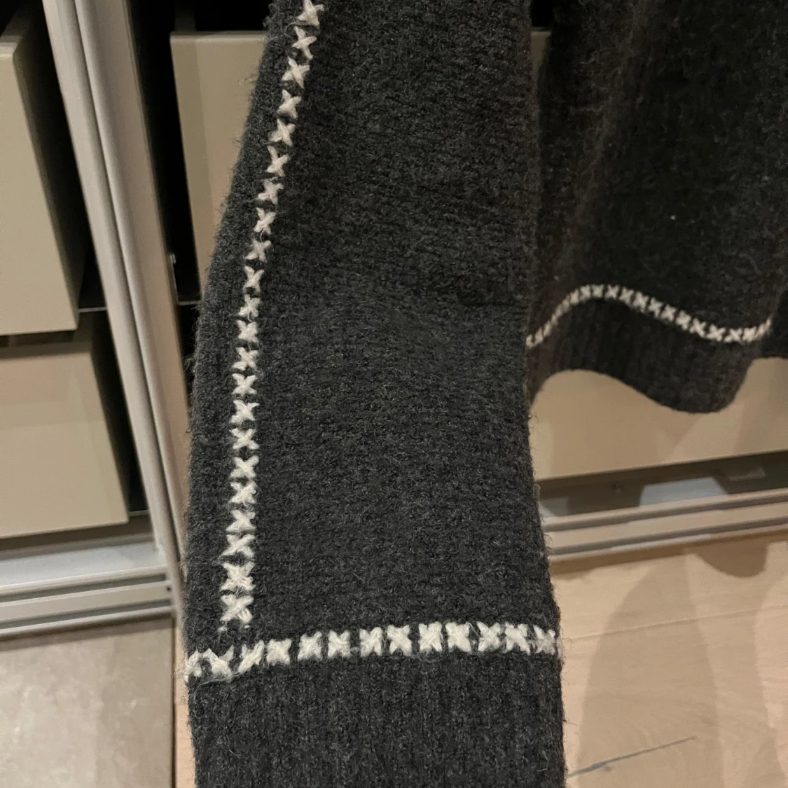 Mörkgrå stickad tröja med mönster - 2