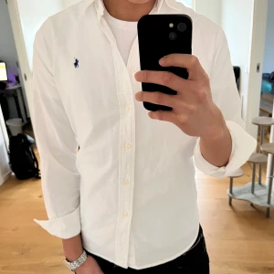 Vit raffe skjorta - Skick 9/10. Säljer för att den är lite för kort, jag är 184cm. Nypris 1495kr, mitt pris 399. Hör av er vid frågor! 