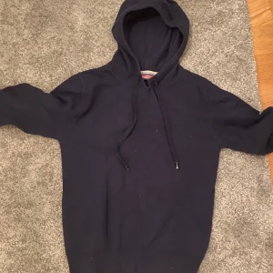 Kashmir hoodie från William de Faye - Säljer en stilren mörkblå hoodie från William de faye. Sitter bra och är Kashmir 