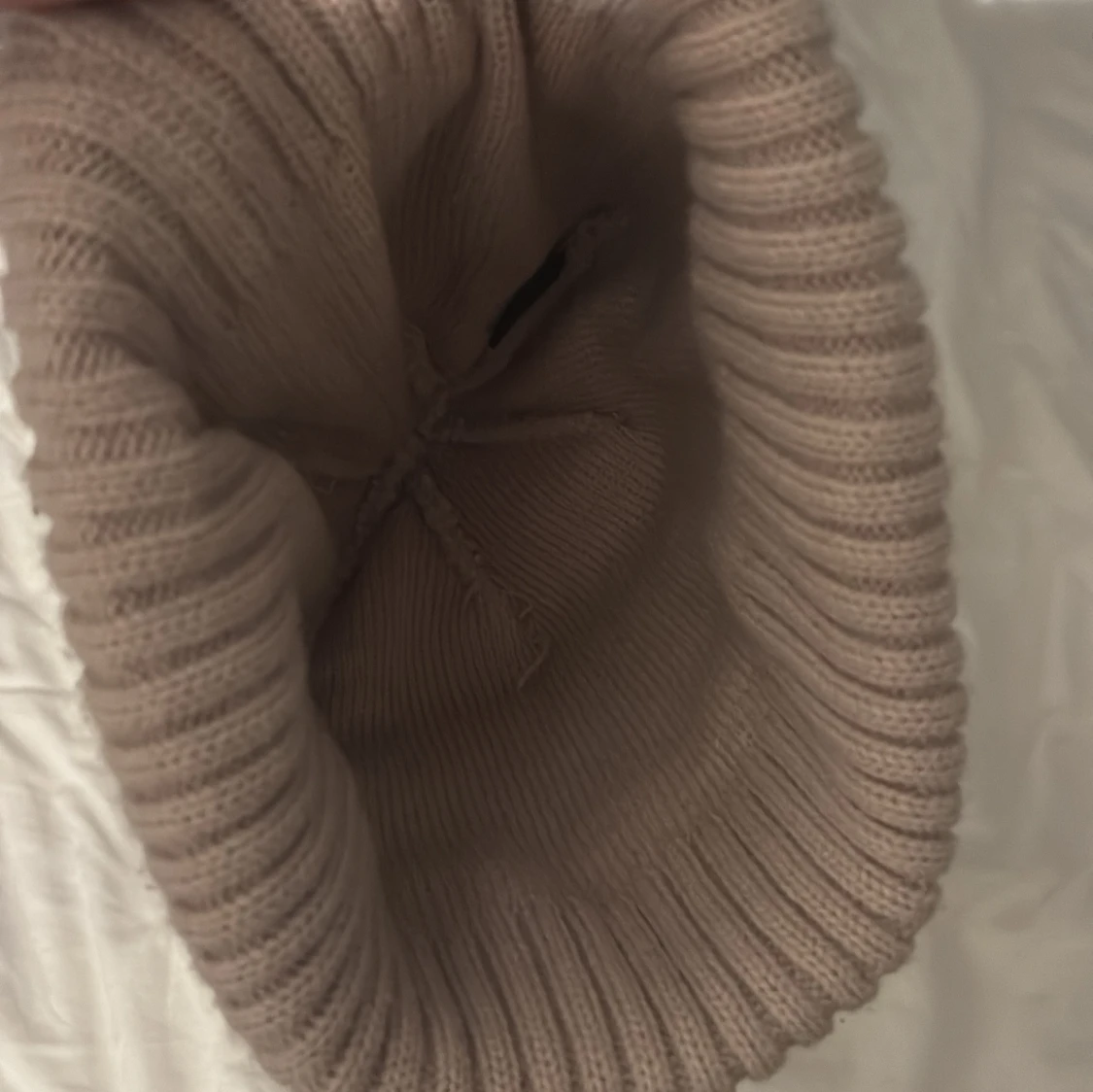 Beige mössa med tofs från Åre  - 2