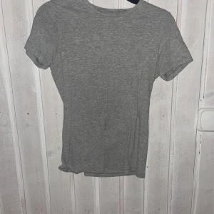 Grå t-shirt från Intimissimi - Säljer min gråa T-shirt från intimissimi. Den är skrynklig eftersom den långe hängt i min garderob. Pris går att diskutera 💗