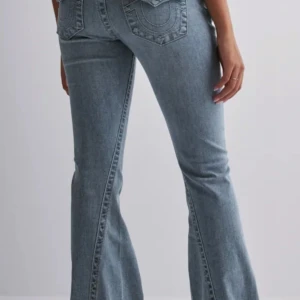Blå True religion jeans - ‼️Intressekoll‼️ på mina as snygga blå true religion jeans med klassisk femficksdesign och dekorativa sömmar på bakfickorna. Perfekta för en avslappnad stil med en touch av retro.använda fåtal gånger!❤️