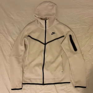 vit niketech - vit nike tech, passar fint