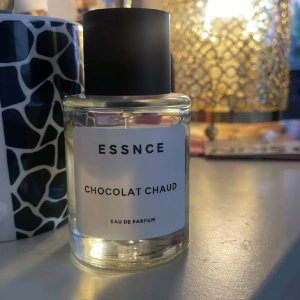 Essnce Parfym -  Chocolat Chaud 50 ml från Essnce.  Cirka 45 ml kvar!