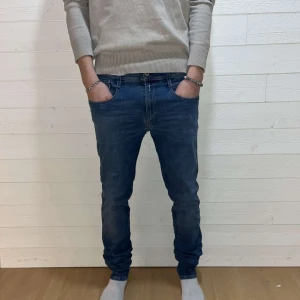 Blå jeans från Replay - Snygga blå jeans från Replay med en slim passform. De har en klassisk femficksdesign och en diskret logga på bakfickan. Perfekta för en stilren look.