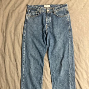 Jeans Jack & Jones - Blåa jeans från Jack & Jones i storlek 32 34 med lösare passform. Bra skick. Bara att skriva vid funderingar!