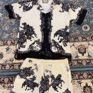 Vit och svart kortärmad t-shirt från Gucci - Säljer en stilren vit och svart kortärmad t-shirt från Gucci med ett unikt hästmönster. T-shirten har en klassisk passform och är perfekt för dig som vill sticka ut med ett exklusivt plagg.  Kan gå ner i pris vid snabbt köp 