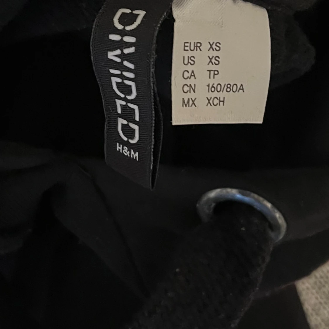 Croppad hoodie med broderade blomtryck - 2