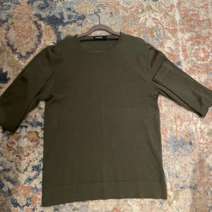 J. Lindeberg tröja grön (Oanvänd)! - Helt oanvänd J.Lindeberg tröja, råka krympa den i tvätten. Var storlek M, men nu S-XS. Blivit förliten och jag är 181.