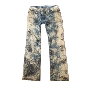 Robin’s Jean paint splatter  - Mycket feta och unika Robins. Ovanlig colourway. Hmu för fler bilder och andra frågor. Byxorna  är lagade professionellt på insidan av benen men utöver det i fint skick. Priset går att diskuteras. ✌️ 