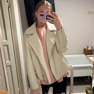 Oversize skinnjacka - Säljer en snygg beige skinnjacka med dragkedja och klassisk krage. Jackan har en oversized passform och långa ärmar. Perfekt för att ge din outfit en cool touch. Köpt från boohoo - inte använt mycket då de inte riktigt min stil! Finns inga tecken på användning! Kan säljas billigare om snabbt köp🥰😍💕