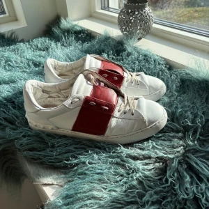 Valentino open röda - Feta valentino opens som är perfekta till våren och sommaren ☀️. Skorna är i mycket bra skick ända slutningarna är längst bak vid taggarna och på sulan under skorna. ‼️Pris kan diskuteras! Kan överlämnas i Stockholm⚠️ Skorna är i 40 1/2 men passar perfekt upp till 41 1/2‼️‼️