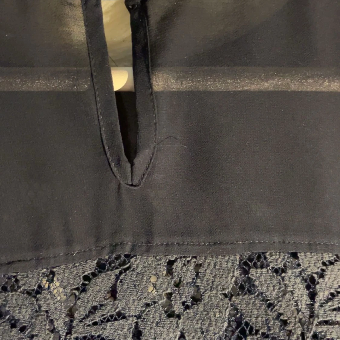 Svart blus med spetsdetaljer - 2