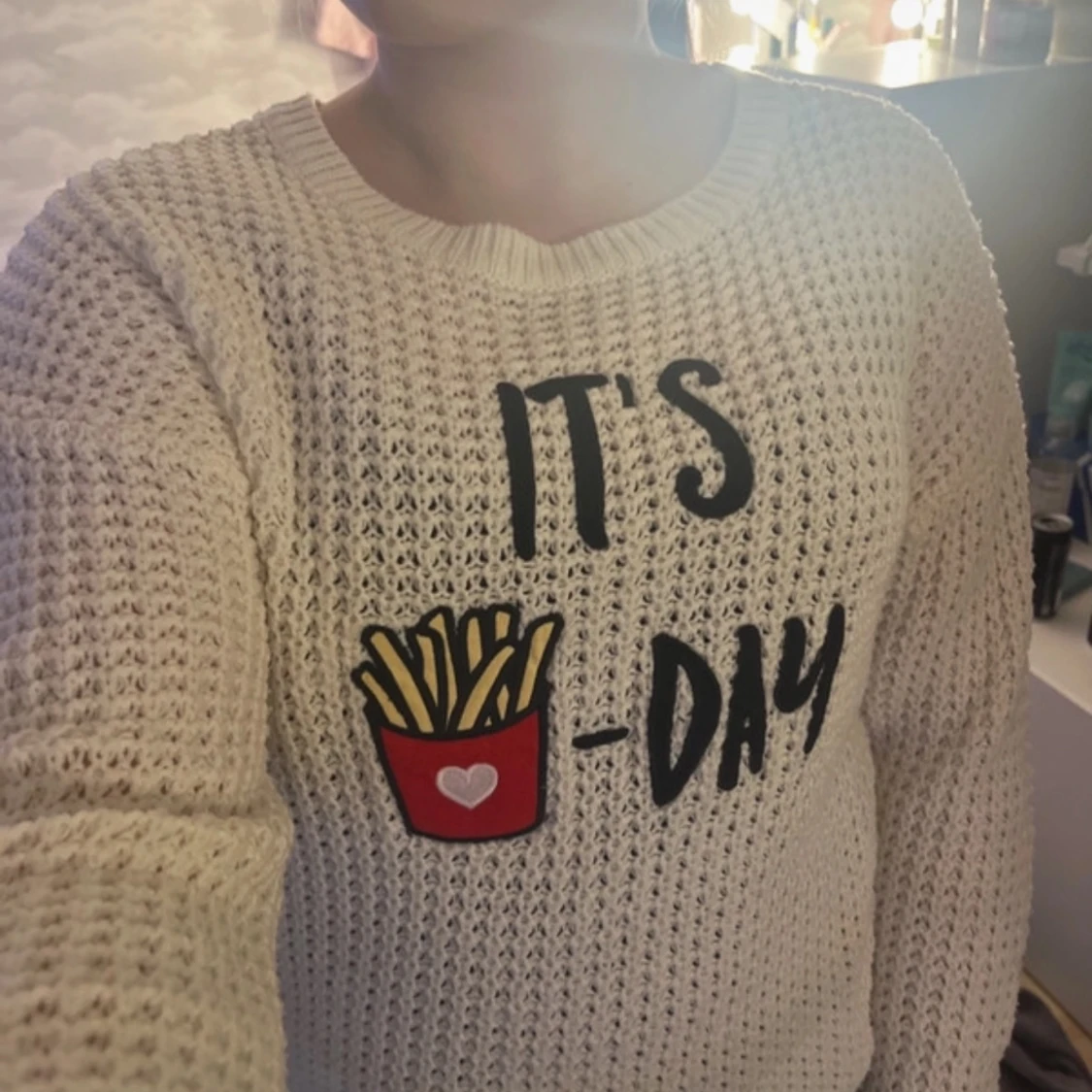 Vit stickad tröja med tryck