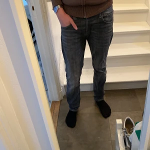 Grå jeansbyxor - Snygga grå jeansbyxor med en slim straight passform. De har en klassisk design med 4 fickor och knappgylf. Perfekta för en stilren look. Ny pris 1000