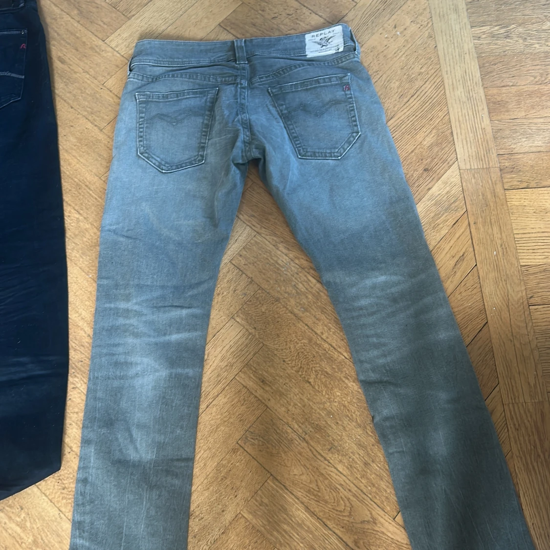 Grå jeansbyxor från Replay - 1