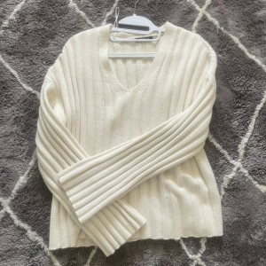 Stickad beige tröja - En fin tröja använd 1 gång från Gina tricot💕