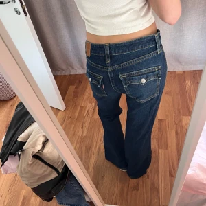 Levis bootcut jeans - Supersnygga lågmidjade Levis jeans, modellen ”noughties bootcut”. Köptes nya för runt 1400kr och har inte används mycket alls då de blev förstora, endast lite slitage vid benslutet (se bild 4)