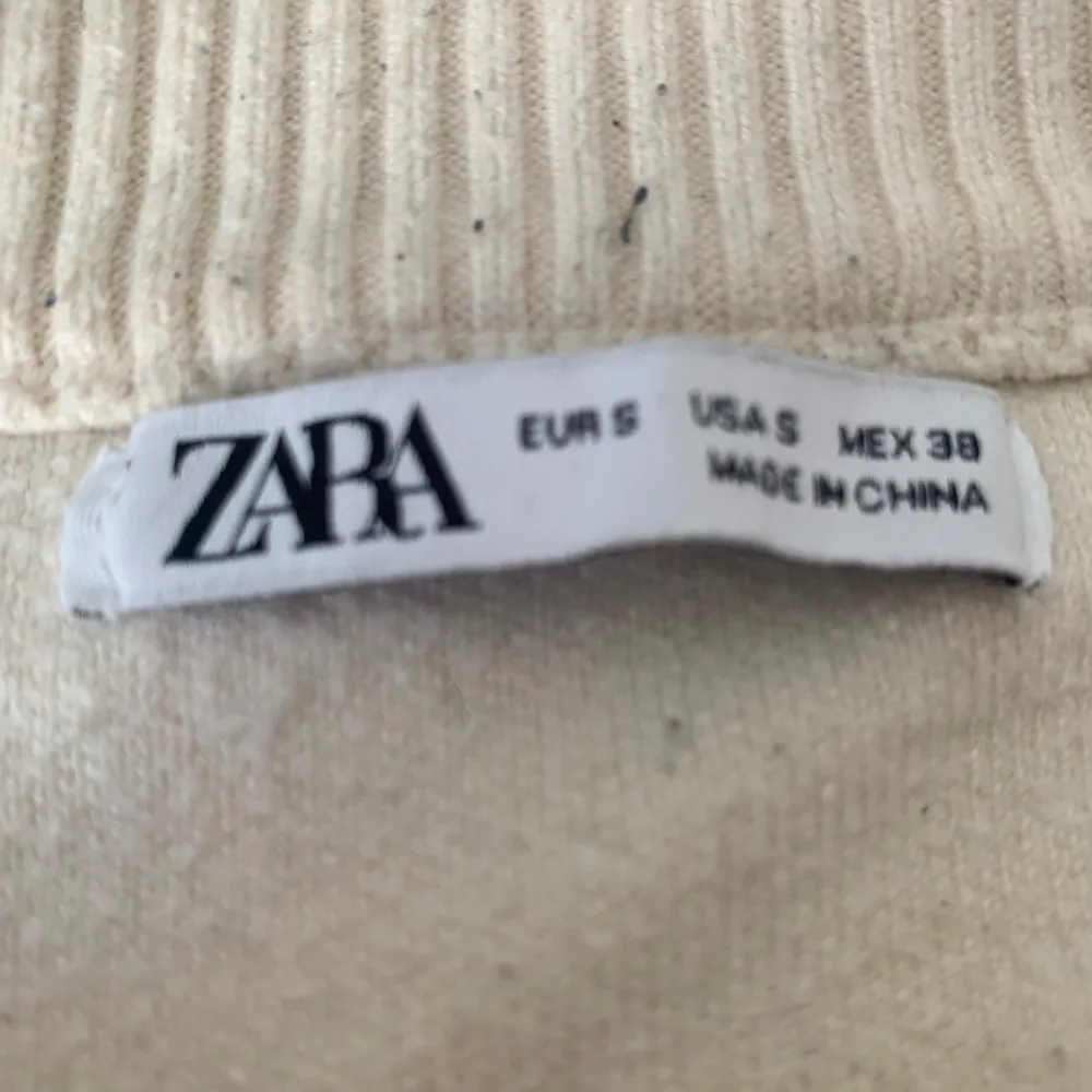 Säljer en stilren vit tröja från Zara. Tröjan har en klassisk design med långa ärmar och ribbade muddar vid ärmslut och nederkant. Perfekt för en minimalistisk look.. Neuletakit & Villapaidat.