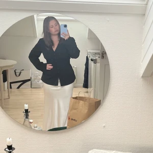 Svart kavaj  - Säljer denna kroppskurna kavaj från vero Moda❤️Storlek 40 men skulle säga att den passar M också. Köpt för 2 veckor sen för 800 säljer den för 400