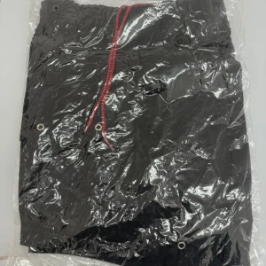 Svarta  badbyxor med snörning - Snygga svarta badbyxor med röd snörning i midjan. Byxorna har en bekväm passform. Storlek XXL 