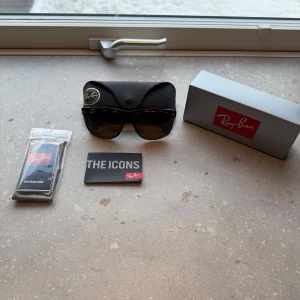 💫 solglasögon från Ray-Ban💫 - Snygga  solglasögon från Ray-Ban, modell RB4147. Tillverkade i Italien med polariserade linser för extra skydd. Kommer med ett stilrent svart fodral och originalförpackning. Perfekta för soliga dagar! Skriv för fler frågor och funderingar.