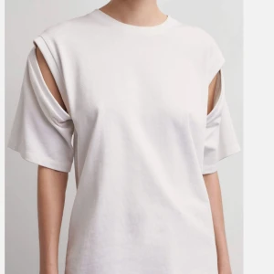 Vit t-shirt med unik ärmdesign - Snygg vit t-shirt med en cool och unik ärmdesign från Tiger of Sweden. Säljer då den är för stor. Helt ny och oanvänd med prislapp. Nypris 1200kr 