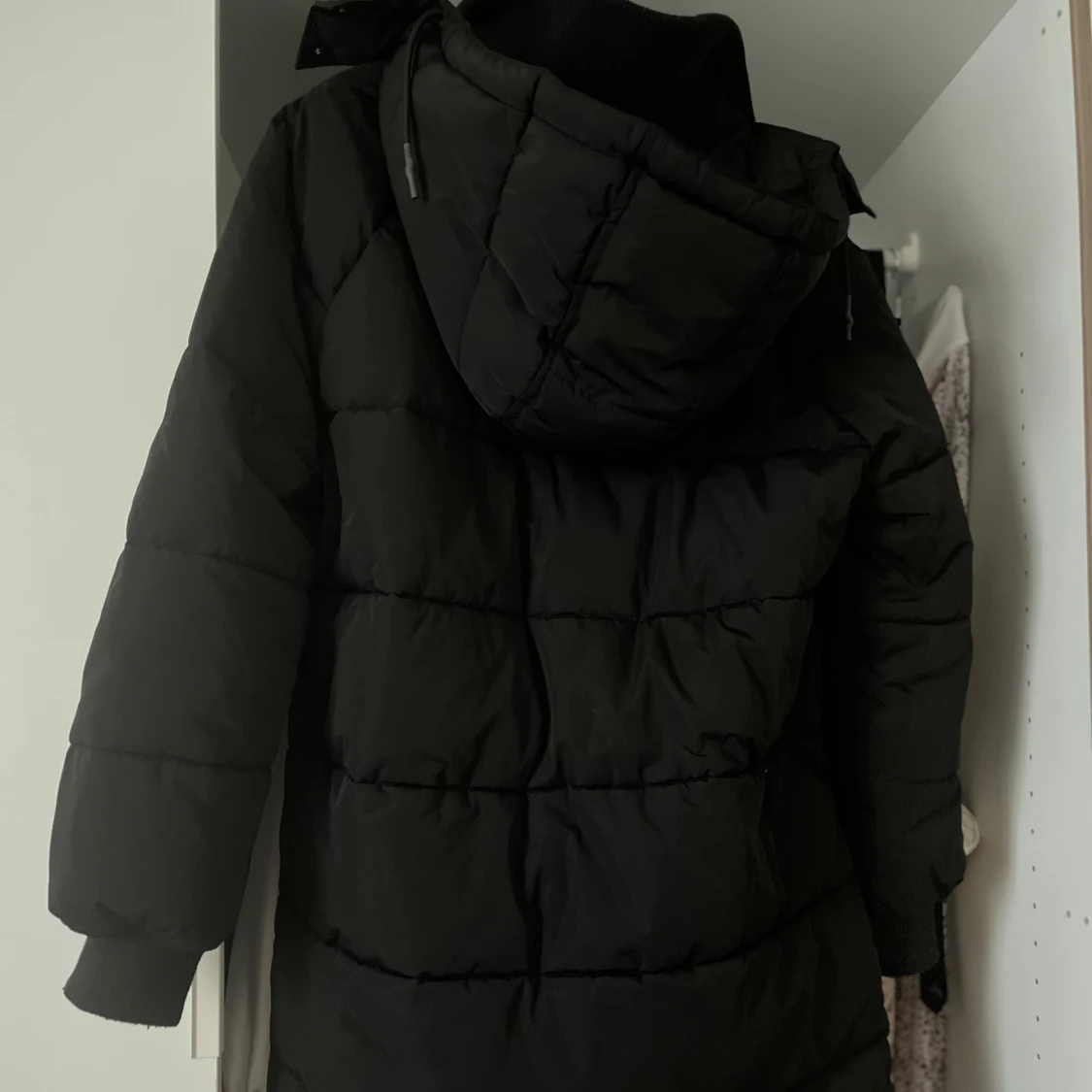 Svart dunjacka med huva - 1