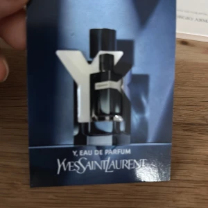 Y Eau de Parfum från Yves Saint Laurent - Upptäck Y Eau de Parfum från Yves Saint Laurent, en doft som kombinerar intensiteten av ljusa och mörka toner. Med inslag av salvia, geranium och tonkaböna, erbjuder denna parfym en kraftfull och elegant upplevelse. Perfekt för den moderna mannen som söker en unik och minnesvärd doft.