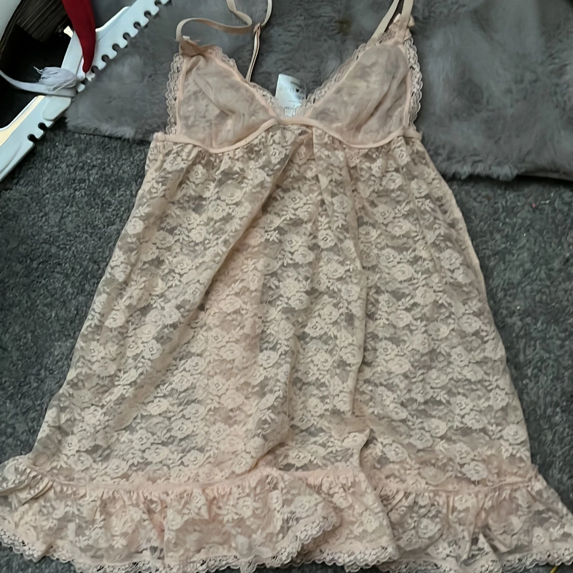 Beige spetsklänning från H&M