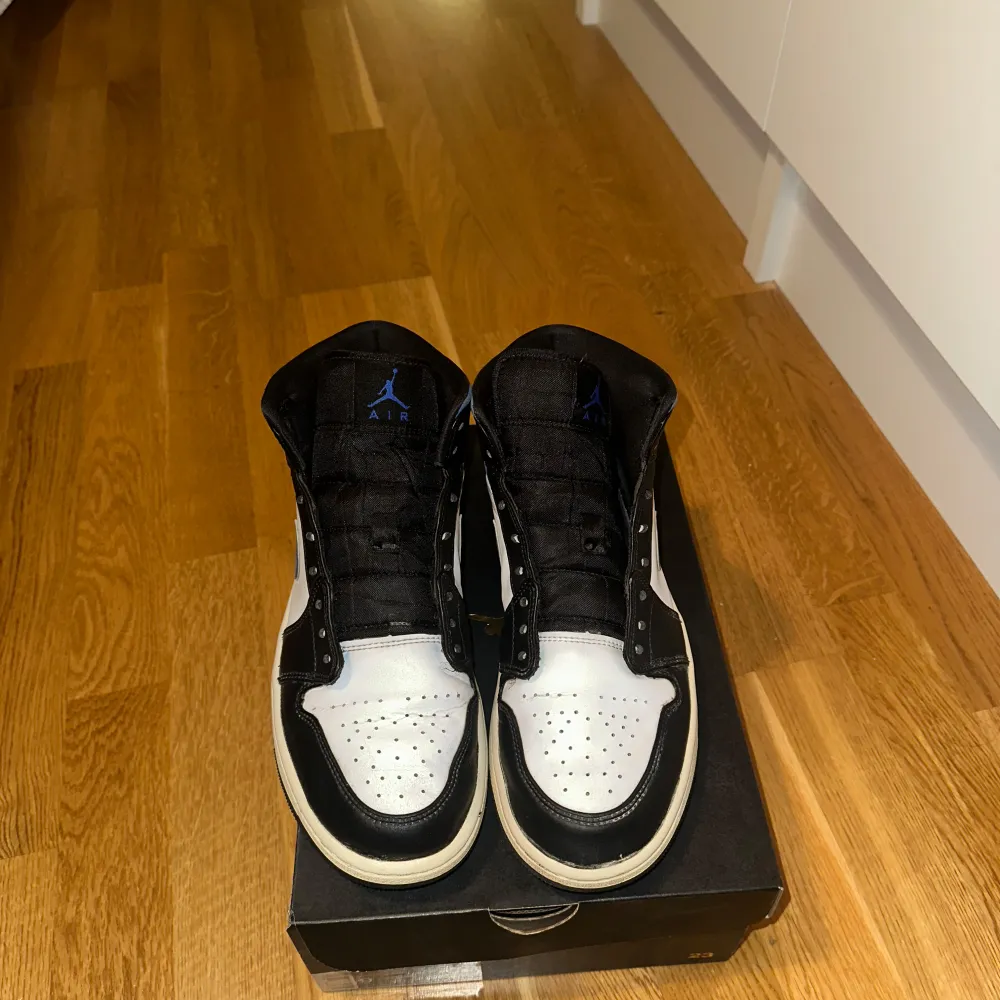 Super snygga Air Jordans 1. Använt ett par gånger så det finns vissa ställen där det finns creases men annars är skon äkta och i rätt bra skick. Låda och snören medföljer. Pris kan diskuteras! . Kengät.