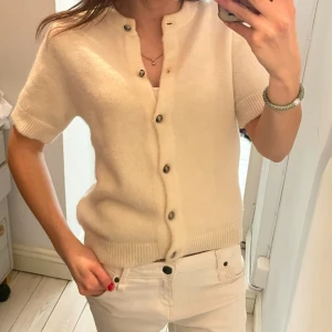 Beige kofta med knappar - Slutsåld superfin krämvit stickad tshirt/kofta från gina