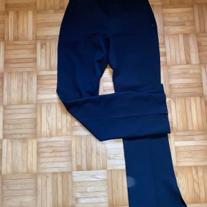 Lågmidjade kostymbyxor  - Jättefina lågmidjade kostymbyxor från BikBok i modellen ”Vera”. Säljer då de är försmå, endast testade på🤗Nypris: 499kr Ställ gärna frågor ifall ni undrar över något!😊