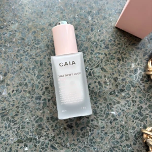 CAIA That Dewy Look Serum - CAIA That Dewy Look Serum i en fin flaska med rosa lock. Perfekt för att ge huden en fräsch och daggig look. Innehåller 30 ml av ett återfuktande serum som ger lyster. Endast öppnad, Aldirg använd. Slutsåld på hemsidan
