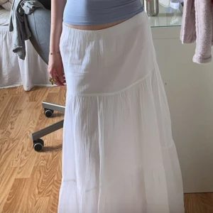 Vit långkjol - Jättefin vit långkjol från ginatricot💗 jättefint skick! Jag är 160 cm😌