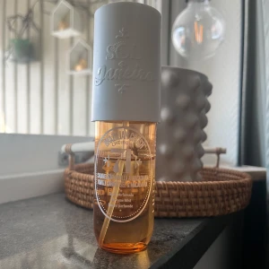 Sol de janeiro 71 bodymisy - Säljer då den inte kommer till användning längre. Ingen defekt på andra bilden utan blivit gult i locket pågrund av att bodymisten bara stått och inte används 🧡