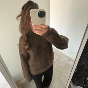 Brun stickad tröja - Säljer denna bruna stickade tröja i mohairmix från Lindex. Nästintill oanvänd!!🥰