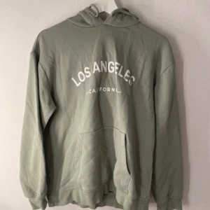 Grön hoodie med tryck - Säljer en grön hoodie med tryck. Ska flytta snart så vill gärna bli av med allt så fort som möjligt (pris kan diskuteras)💕