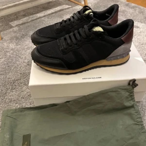 Valentino Rockrunner - Snygga svarta rockrunners från Valentino med detaljer i brunt och grått. Skorna är använda fåtals gånger. Box och 2 dustbags medföljer.