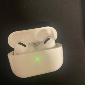 Bluetooth hörlurar  - Säljer ett par sprillans nya bluetooth hörlurar , i utmärkt skick 