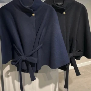 MISSÄY PONCHO - Jättesnygg svart poncho från missäy🌸🌸🦋🦋 använd en gång, skriv för egna bilder!!