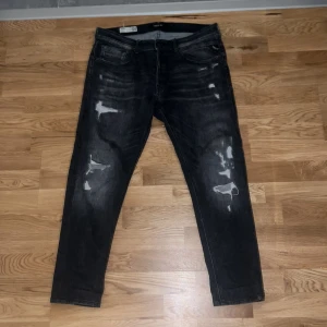 Replay jeans - Säljer ett par Replay jeans i strl 33/32 men längden har kortats ner hos skräddare. Annars i ett helt okej skick. Vid intresse är det bara att höra av sig!