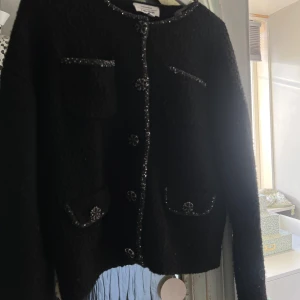 Svart jacka från & Other Stories - Snygg svart jacka från & Other Stories med glittriga detaljer och knappar. Säljer pga använder den inte köpt för 1400kr