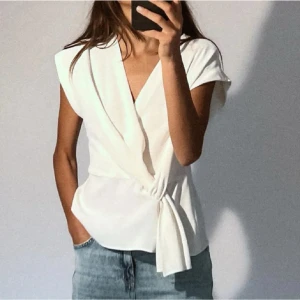 Vit omlottblus - Säljer den trendiga blusen från Zara. Använd 1 gång.