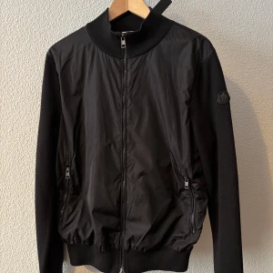 Moncler cardigan  - Moncler cardigan, size Xl sitter som L, 8/10 utöver några små hål (bild 3). Pris 2390! Vid frågor och funderingar är det bara att höra av sig🙌
