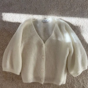 Nakd trekvartärmad kofta - Kofta från Nakd som är slutsåld